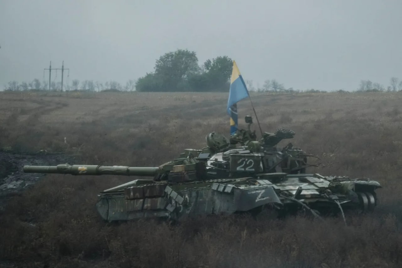 Xarkov va Donetsk viloyatlari chegarasidagi Dolina qishlog‘i yaqinida tashlab ketilgan rus tanki ustida Ukraina bayrog‘i. Bu aholi punkti atrofida bir necha oy davomida shiddatli janglar olib borildi. 10-sentabrda rus armiyasi bu yerdan chekindi.