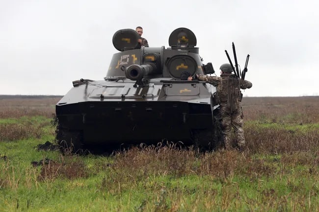 Ukraina harbiylari Donetsk viloyatidagi front chizig‘ida 2S1 “Gvozdika” gaubitsasidan o‘t ochishga tayyorlanmoqda.