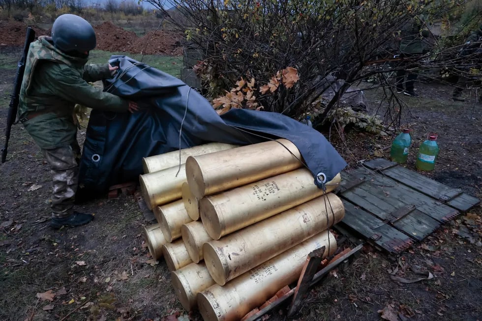 Ukrainalik harbiy “Giatsint-B” to‘pi uchun ishlatiladigan artilleriya snaryadlarining ustini yopmoqda.