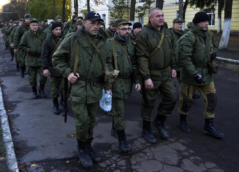 Ukrainadagi urushga safarbar qilinayotgan rossiyaliklar Moskvadagi ko‘cha bo‘ylab yurmoqda.