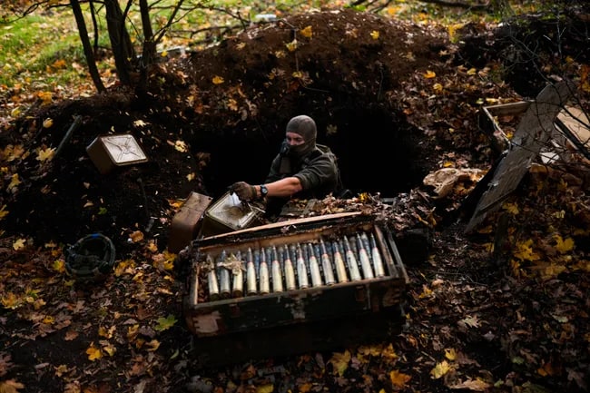 Ukrainalik sapyor Grakovoni minalardan tozalash paytida rus harbiylari tashlab ketgan o‘q-dorilarni yig‘moqda.