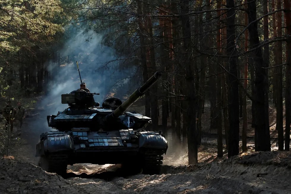 Ukraina askarlari Kupyansk yaqinida qo‘lga olingan rus tankiga minib ketmoqda.