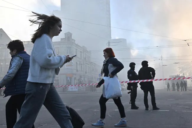 Kiyev aholisi va politsiyachilar dron hujumidan keyin.