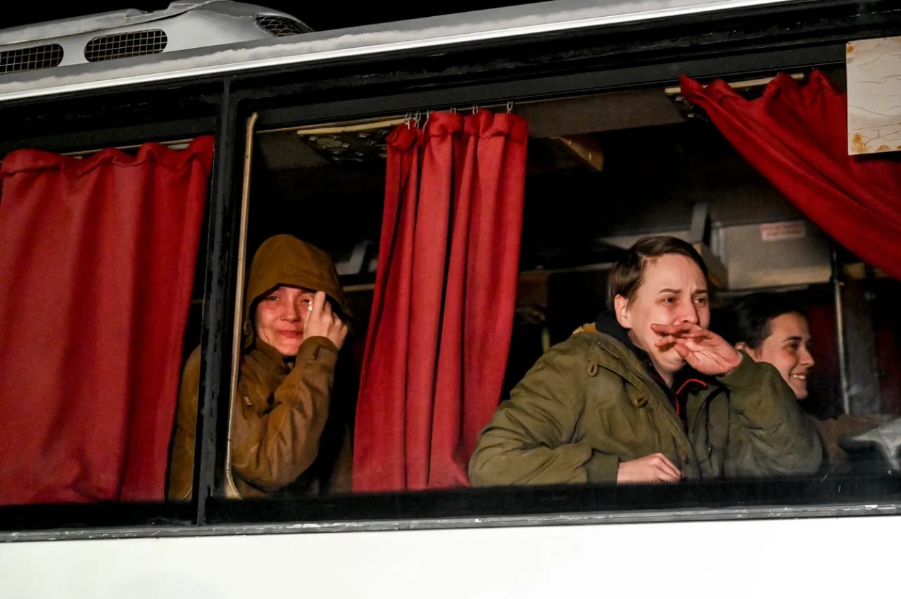 Rossiya asirligidan ozod qilingan ayollar Zaporojyega yetib kelgach avtobusda yig‘lamoqda. Ukraina armiyasida 50 mingga yaqin ayol xizmat qiladi.