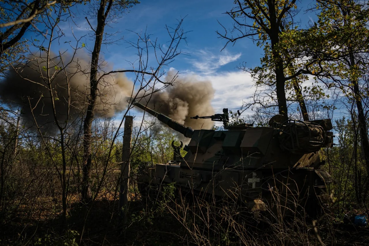 Украина ҳарбийлари Россия армиясининг ҳужумларига жавобан Польшанинг 155 миллиметрлик ўзиюрар артиллерия қурилмасидан Донецк вилоятидаги позицияларни ўққа тутмоқда. Донецк вилояти ҳарбий маъмурияти маълумотларига кўра, рус қўшинлари Донецк йўналишини фаол равишда ўққа тутмоқда. Маринская грамода ва Авдеевка отишма остида қолди. Қурбонлар ҳақида маълумот олинмаган.