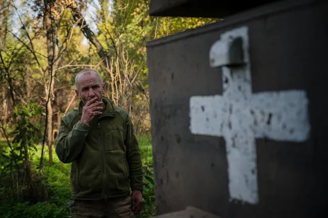 Ukrainalik harbiy Donetsk viloyatida front chizig‘i yonida chekmoqda.