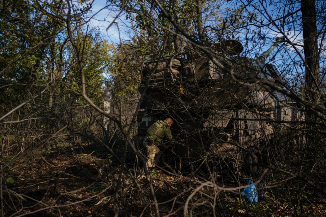 Donetsk viloyatidagi front chizig‘iga yaqin o‘rmon ichida turgan Krab artilleriya qurilmasi