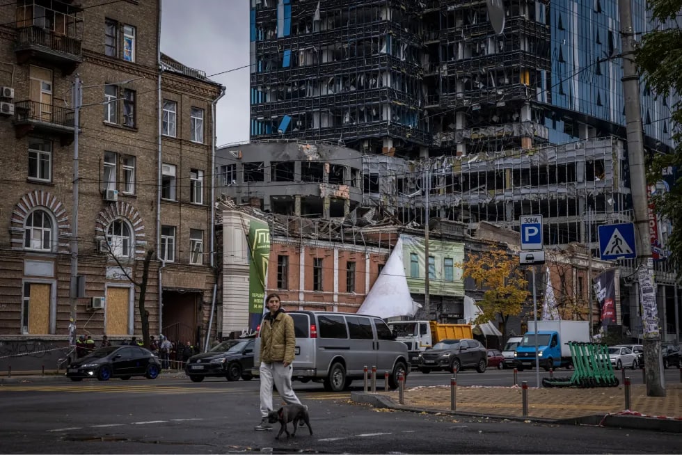 10-oktabr kuni Rossiya tomonidan o‘qqa tutilgan 101 Tower biznes markazining ko‘rinishi. Shuningdek, zarbalar Taras Shevchenko parki, Kiyev markazidagi suv ta’minoti tarmog‘i va “Klichko ko‘prigi” deb nomlanuvchi piyodalar va velosipedchilar ko‘prigiga teggan.