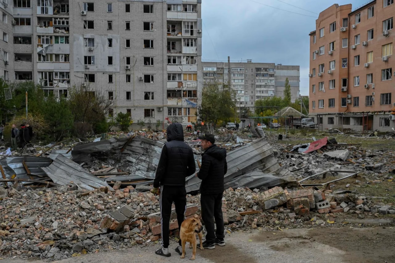 Odamlar 23-oktabr kuni Nikolayevga raketa hujumi oqibatida yuzaga kelgan vayronalarga qaramoqda. Ukraina prezidenti ofisi rahbari o‘rinbosari Kirilo Timoshenkoning so‘zlariga ko‘ra, shahar kechasi S-300 zenit-raketa majmuasidan o‘qqa tutilgan. Qurbonlar yo‘q.