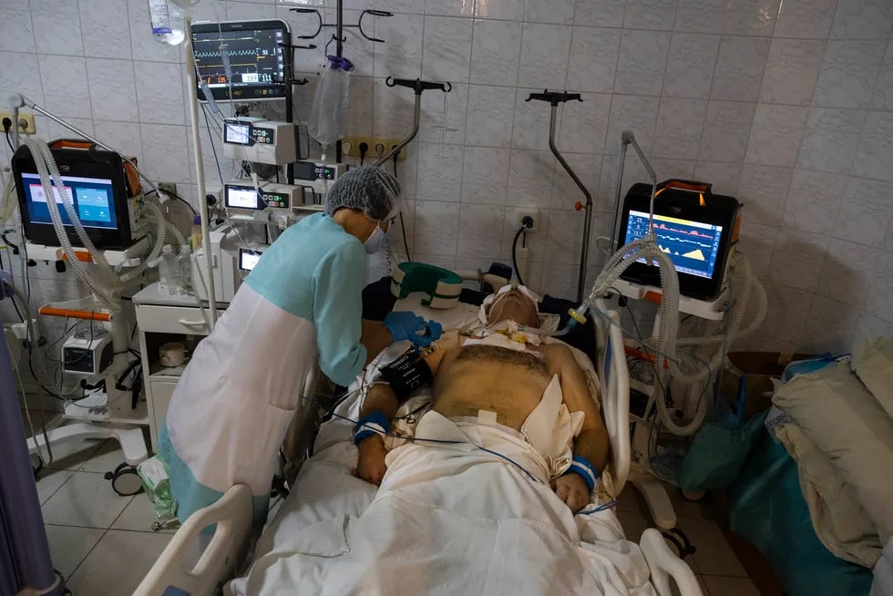 Киев госпиталининг реанимация бўлимида ётган украиналик ҳарбий.