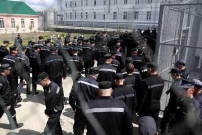 Rossiyadagi koloniyada jazo o‘tayotgan o‘zbekistonliklar “Vagner” guruhi tarkibida Ukrainadagi urushga jo‘natilgan — “Novaya gazeta”