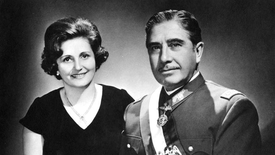Augusto Pinochet va uning rafiqasi Lyusiya Iriart Rodriges, 1974-yil