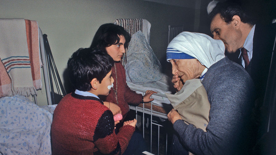 Armanistondagi zilziladan jabr ko‘rganlarga yordam berish uchun Yerevanga kelgan Tereza ona, 1988-yil