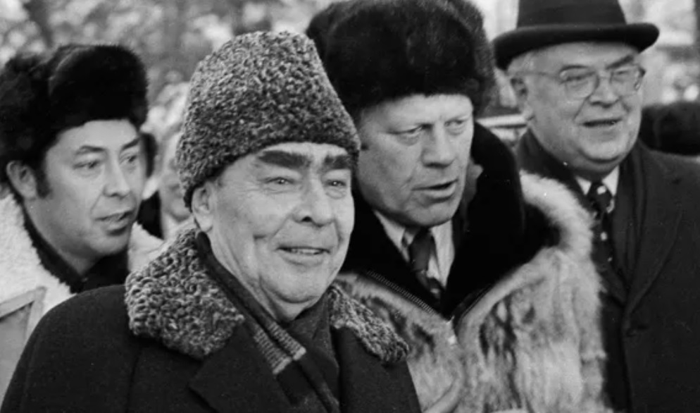 Песня про брежнева. Брежнев. Встреча Брежнева и Форда во Владивостоке. Брежнев в шапке. Фото лидеров СССР.