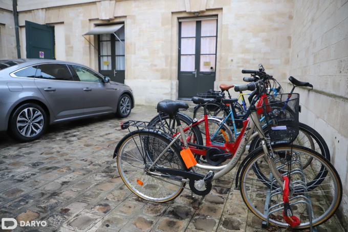 Франция миллий парламенти ходимларининг велосипедлари.