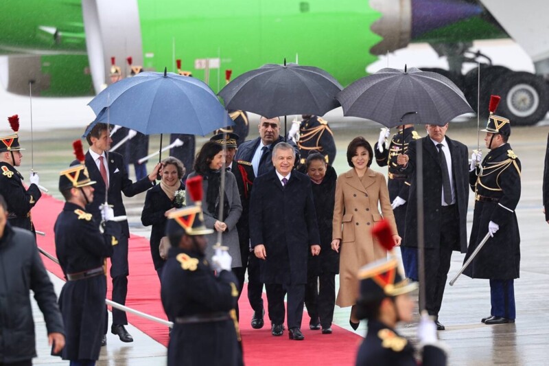 Shavkat Mirziyoyev rafiqasi bilan Fransiyaga yetib bordi (foto)
