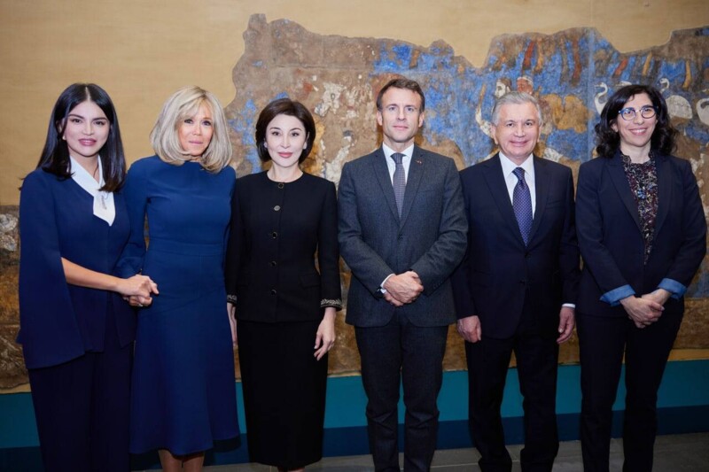 Shavkat Mirziyoyev va Emmanuel Makron Parijda ikkita o‘zbek ko‘rgazmalarini ochib berdi