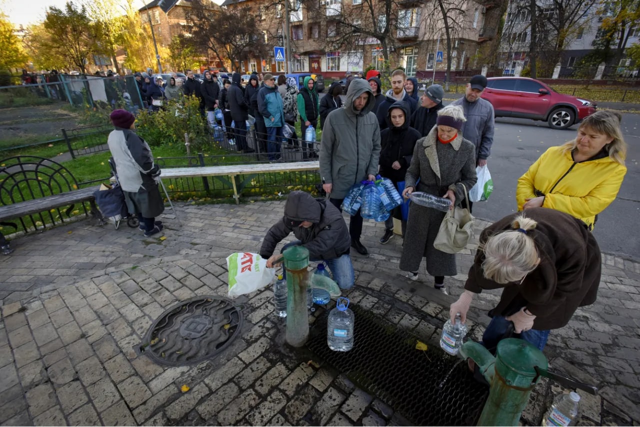 Киев аҳолиси насосдан сув олмоқда.