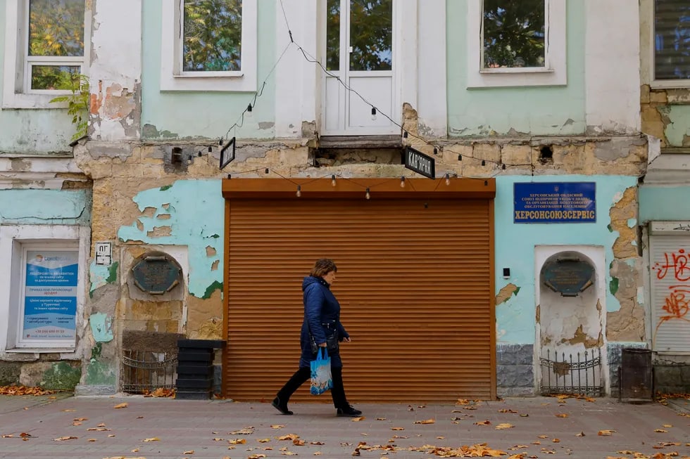 Xersondagi bo‘m-bo‘sh ko‘chada ketayotgan ayol.