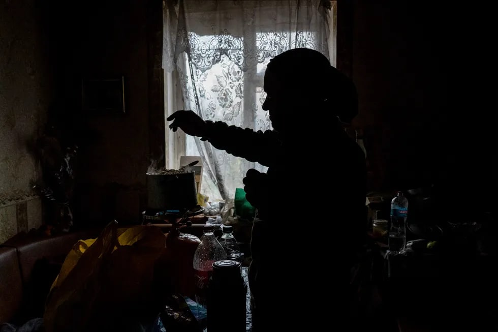 Ukrainalik askar Donetsk viloyati Terniy qishlog‘idagi tez tibbiy yordam punktida ovqat tayyorlamoqda. Aholi punkti yaqinida muntazam janglar olib borilmoqda — ukrainaliklar Donetsk viloyatining ma’muriy chegarasiga yetib borishga urinayotgan rus harbiylarining hujumlarini qaytarmoqda.