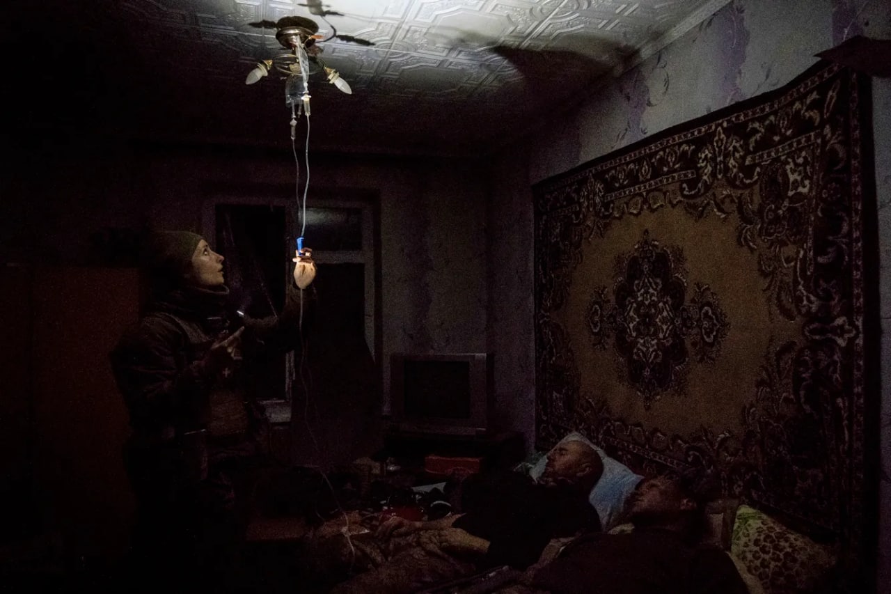 Ukrainalik feldsher Terniy qishlog‘idagi tibbiyot punktida yarador askarlarga yordam bermoqda. Ular Rossiya o‘qlari ostida qolgan pozistiyalaridan evakuatsiya qilingan 