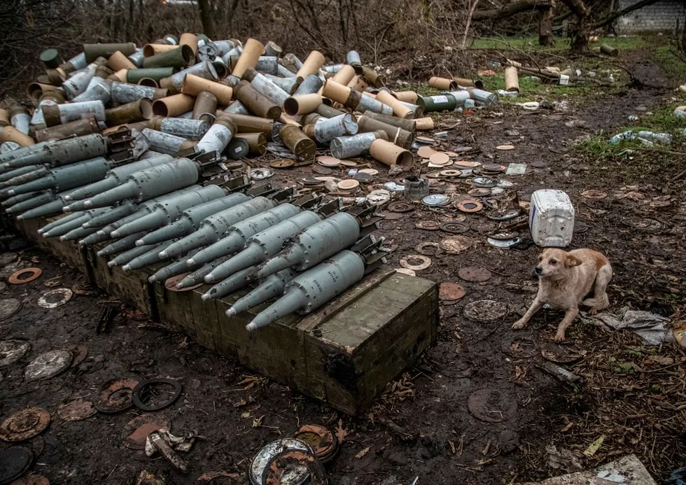 Donetsk viloyatidagi Seversk tumani yaqinida Ukraina tanklari uchun keltirilgan snaryadlar.