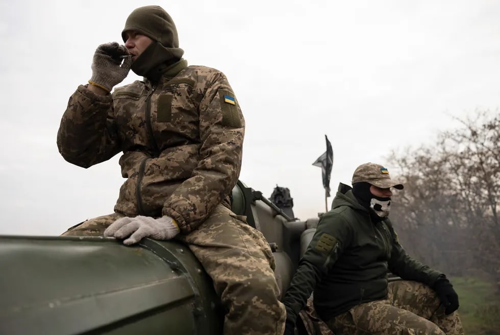 Ukraina harbiylari Xerson yaqinidagi pozitsiyada “Pion” o‘ziyurar zambarak ustida dam olmoqda.