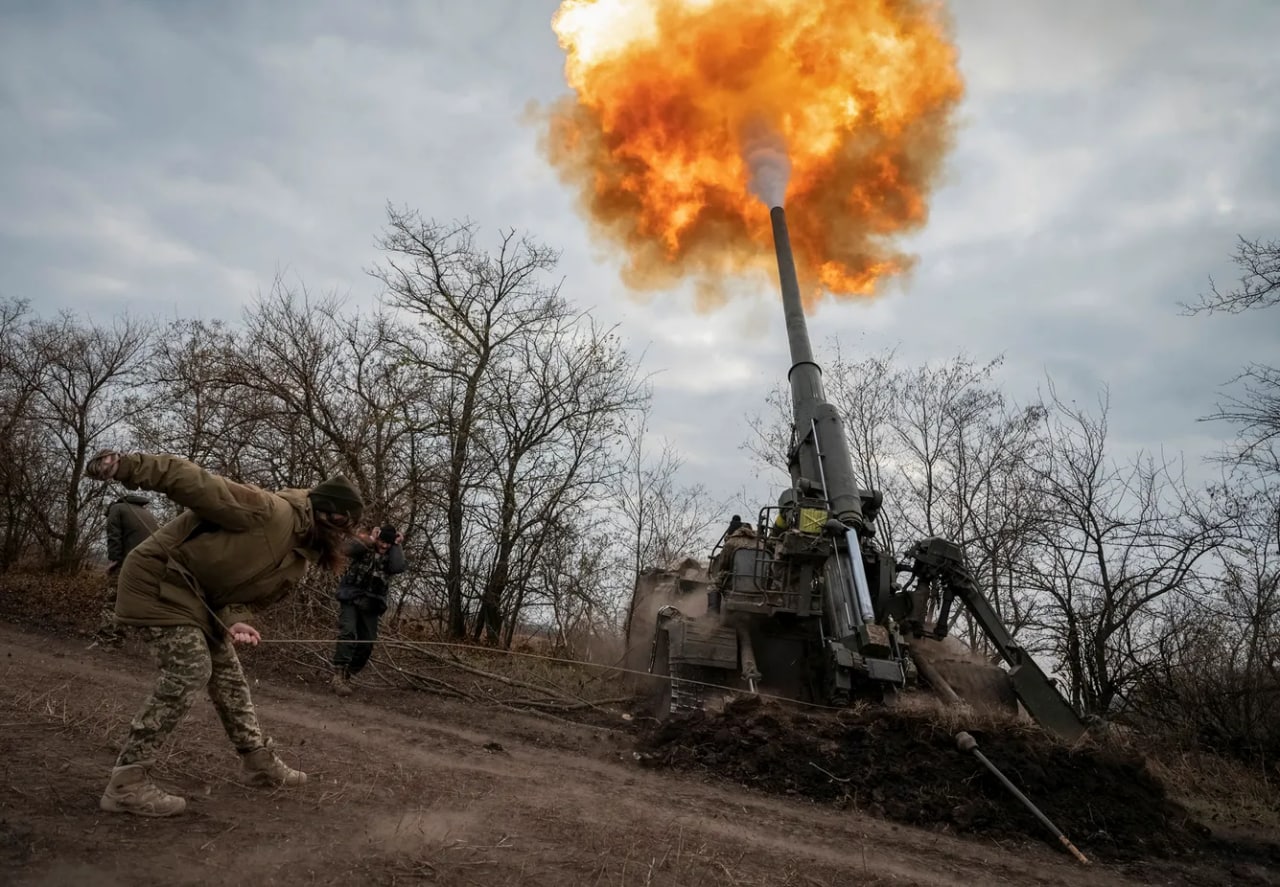 Ukraina harbiylari 2S7 “Pion” o‘ziyurar artilleriya qurilmasidan o‘t ochmoqda.
