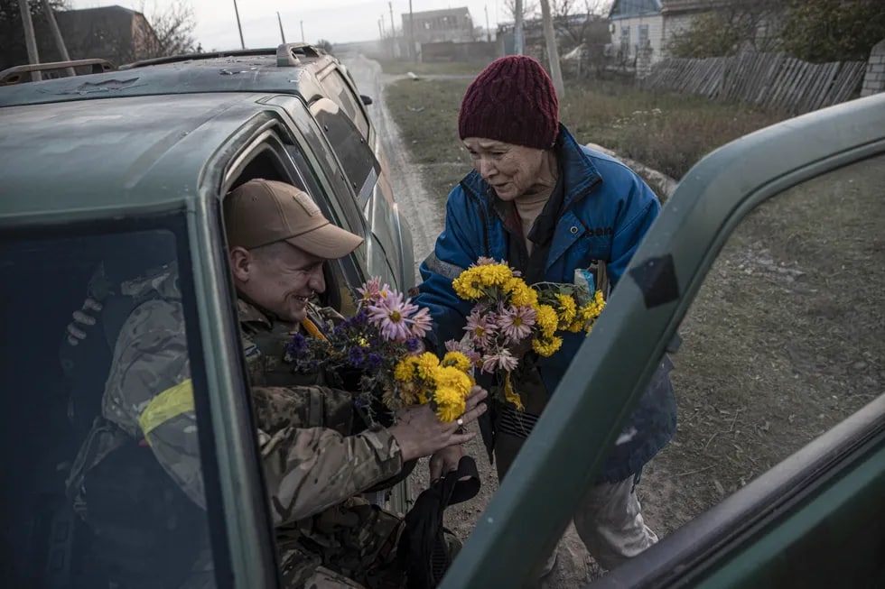 Xersondan 20 kilometr uzoqlikdagi Kiselyevka aholisi Ukraina askarlarini kutib olmoqda.