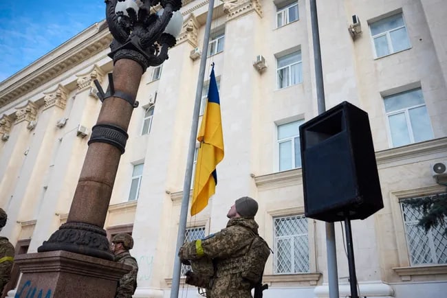 Ukraina Qurolli kuchlari harbiy xizmatchisi Xersonning markaziy ko‘chalaridan birida Ukraina bayrog‘ini ko‘tarmoqda.