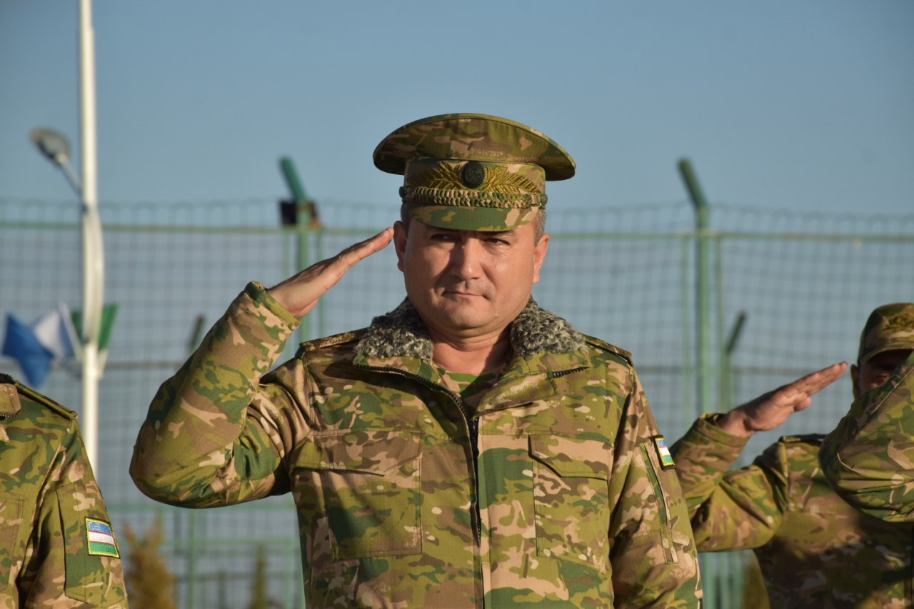 Harbiy kiyimdagi Qashqadaryo hokimi, general mayor Murodjon Azimov.