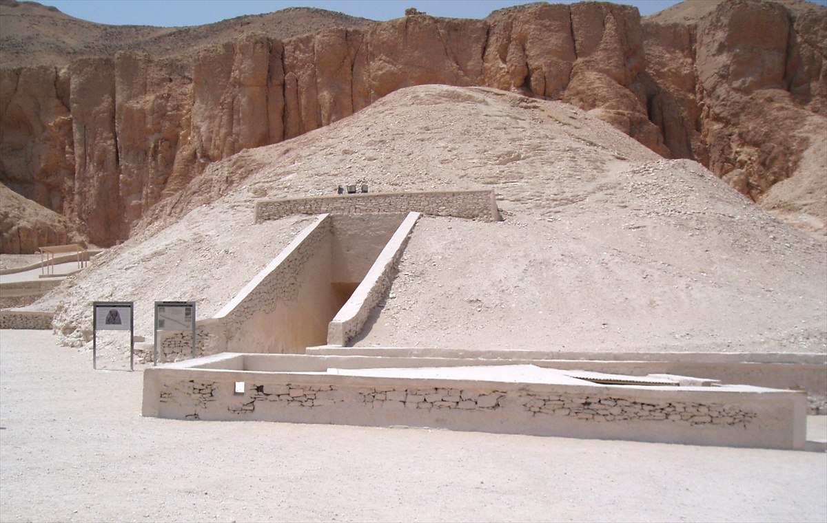 Усыпальницы пирамиды в древнем египте. Гробница Тутанхамона в Египте. Пирамида Тутанхамона в Египте. Долина царей Египет Гробница Тутанхамона. Гробница Тутанхамона Египет — Луксор.