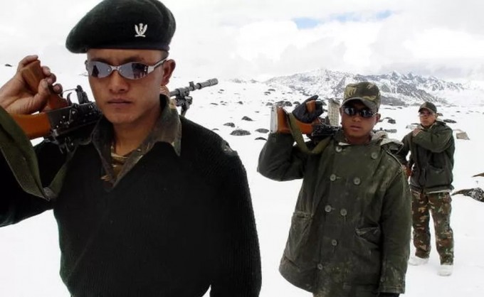 Hind askarlari Xitoy da’vogarlik qiladigan Arunachal-Pradesh shtatidagi Tavang yaqinida, 2003-yil 31-oktabr