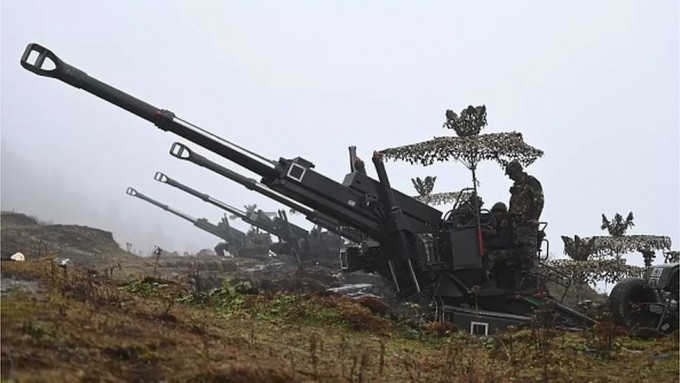 Hind askarlari Arunachal-Pradeshdagi chegara yaqinida artilleriya qurollari bilan