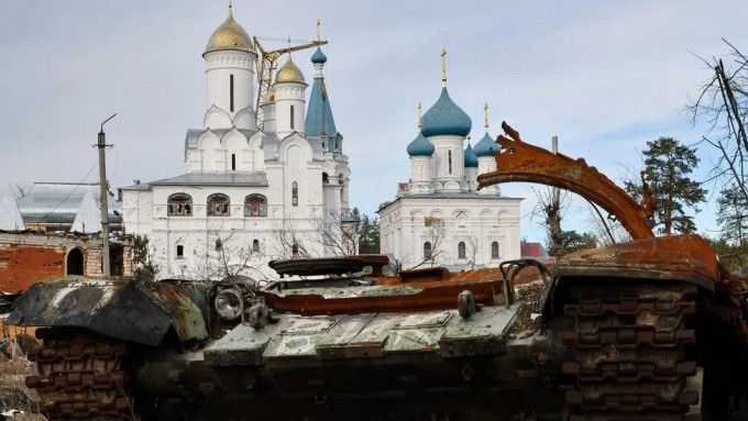 Ozod etilgan Svyatogorsk shahrida vayron bo‘lgan rus tanki