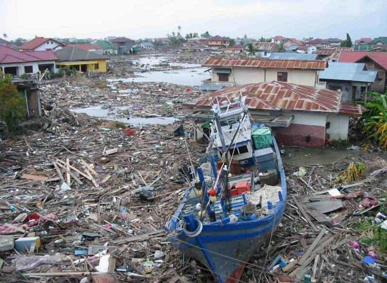 24 декабря 2004. Индонезия 2004 год ЦУНАМИ. Суматра, Индонезия. 26 Декабря 2004 года. Землетрясение Суматра 2004. 26 Декабря 2004 года землетрясение в индийском океане.