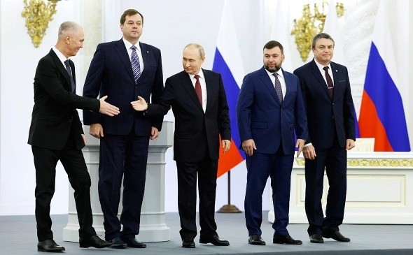 Vladimir Saldo, Yevgeniy Balitskiy, Vladimir Putin, Denis Pushilin va Leonid Pasechnik