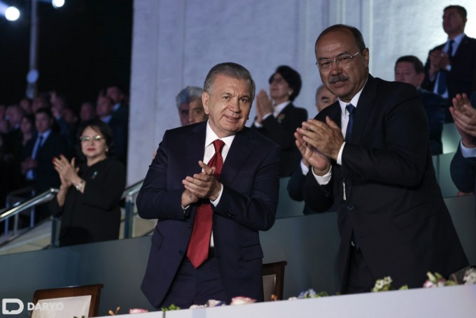 O‘zbekiston prezidenti Shavkat Mirziyoyev va bosh vazir Abdulla Aripov O‘zbekiston mustaqilligining 31 yilligiga bag‘ishlangan bayram tadbirida. 2022-yil 31-avgust.