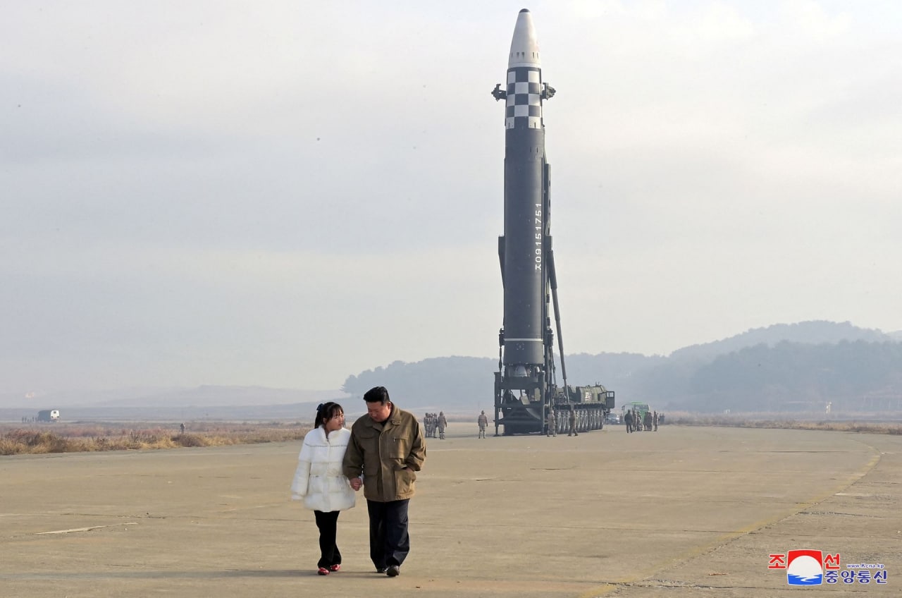 Shimoliy Koreya yetakchisi Kim Chen In qiziga qit’alararo ballistik raketani ko‘rsatib qaytmoqda. KXDR. 2022-yil 19-noyabr.