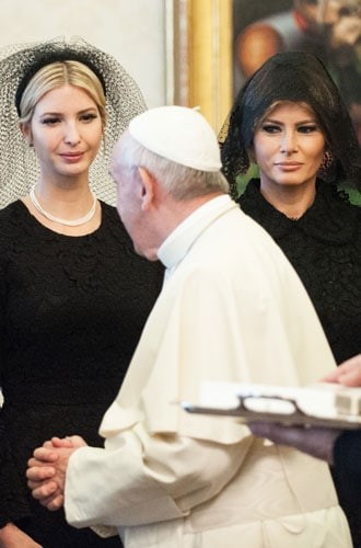 Melaniya va Ivanka Tramp Vatikanda Papani kutib olishmoqda, 2017-yil 22-may