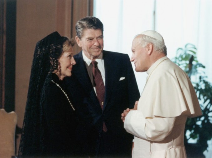 Papa Ioann Pol II 1982-yil 7-iyunda Vatikanga tashrifi chog‘ida AQSh prezidenti Ronald Reygan va birinchi xonim Nensi Reygan bilan salomlashmoqda