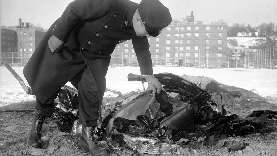Патруль Стейтен-Айленддаги реактив двигатель бўлакларини кўздан кечирмоқда, 1960 йил 17 декабрь