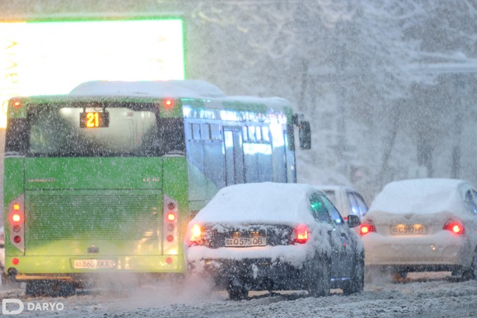 Avtobuslarning oraliq intervali soat 08:00 holatiga ko‘ra qisqa edi, bekatlarda deyarli yo‘lovchilarni uchratmadik.