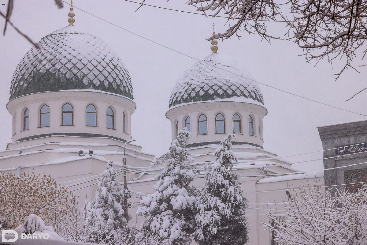 Қорга бурканган Хожа Аҳрор Валий масжиди.