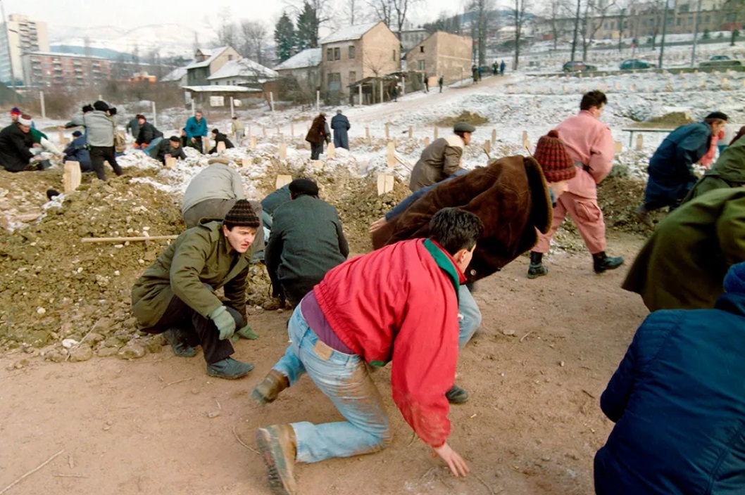 2 — Sarayevo aholisi qabriston o‘qqa tutilgan vaqtda, 1992-yil dekabr