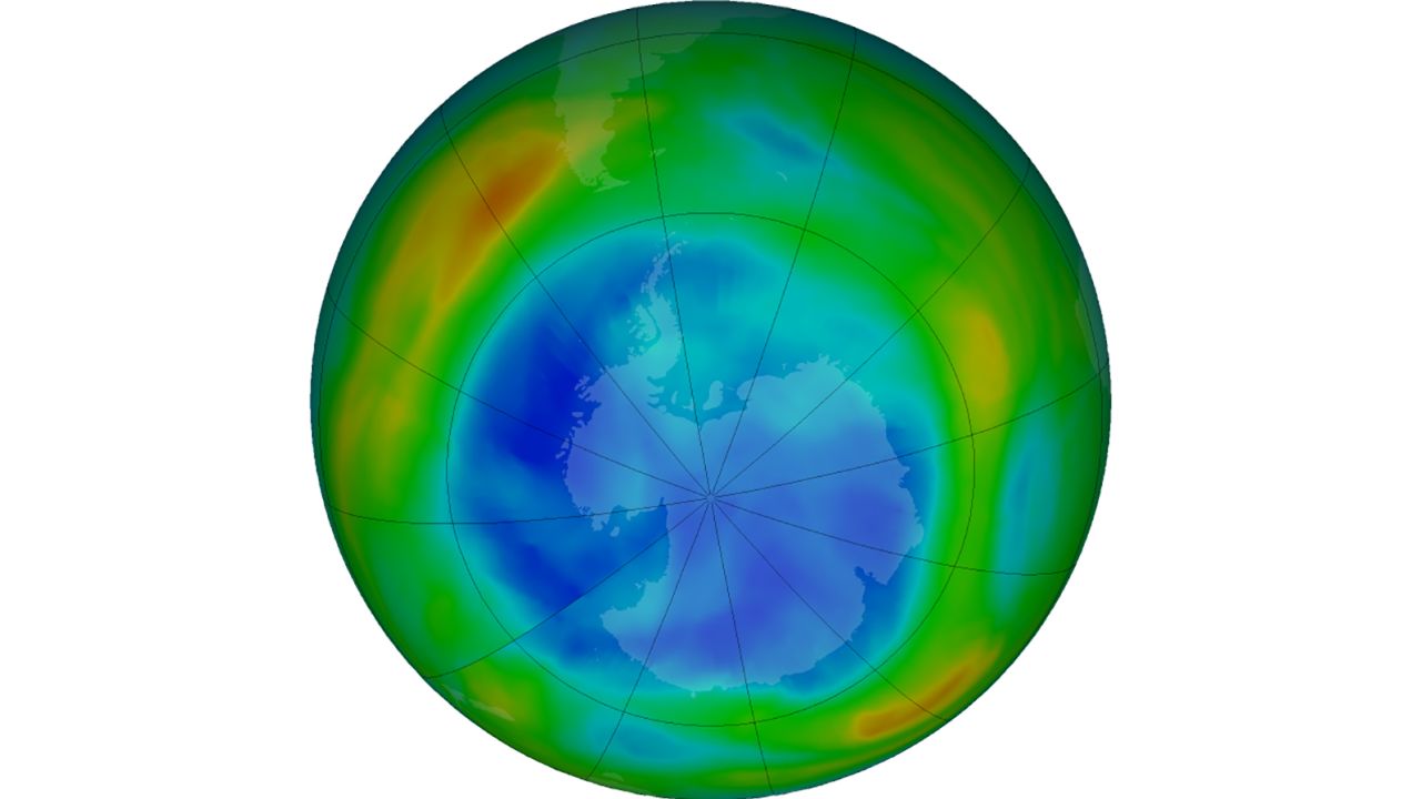 NASAning 2021-yil 17-avgustda olgan surati Antarktida ustidagi ozon teshigini ko‘rsatmoqda. Binafsha va ko‘k rangda belgilangan joylarda eng kam, sariq va qizil rangli joylarda esa eng ko‘p ozon mavjud.