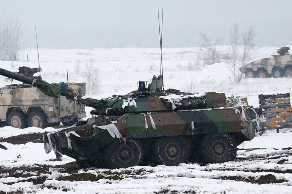 Fransiyaning AMX 10 RC tanki (birinchi planda) va Germaniyaning Boxer zirhli mashinalari. Fransiya Ukrainaga AMX-10 tanklarini yetkazib berishni va’da qildi.