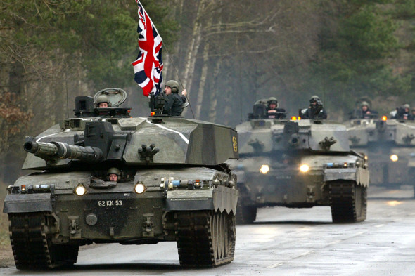 Британия армияси полигонида Challenger-2 танкларининг колоннаси.