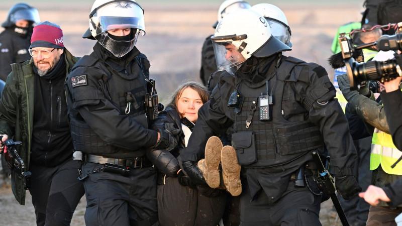 Germaniyada ekofaol Greta Tunberg ko‘mir konini kengaytirishga qarshi namoyishda politsiya tomonidan hibsga olindi (video)