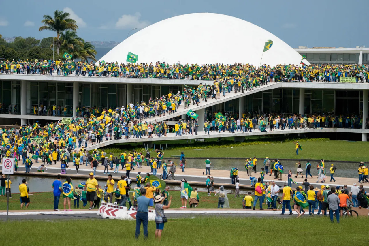 Namoyishchilar Braziliya Milliy Kongressi binosi oldida 